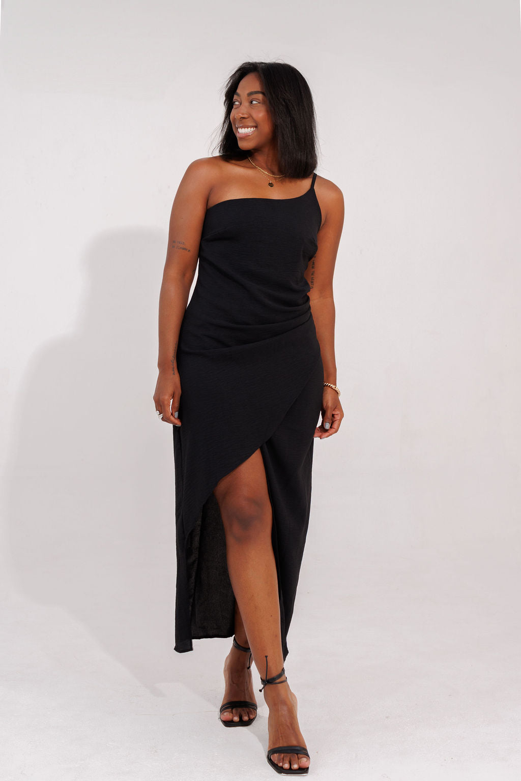 VESTIDO MIDI ASSIMETRICO COM FENDA IBIZA