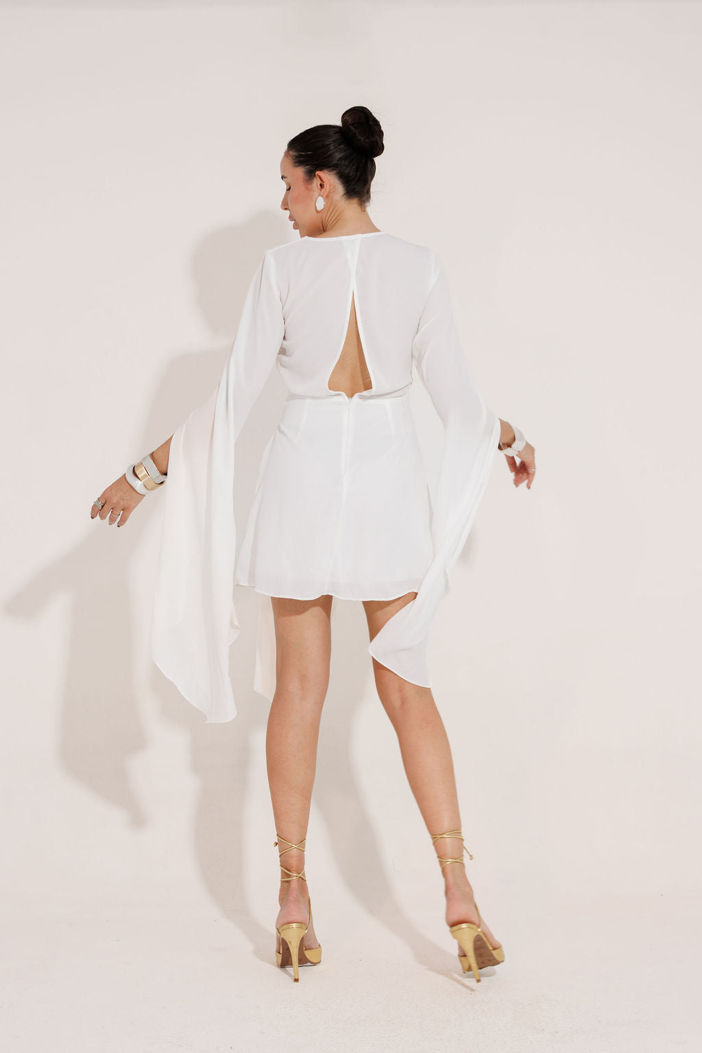 VESTIDO CURTO MANGAS ELEGANTES