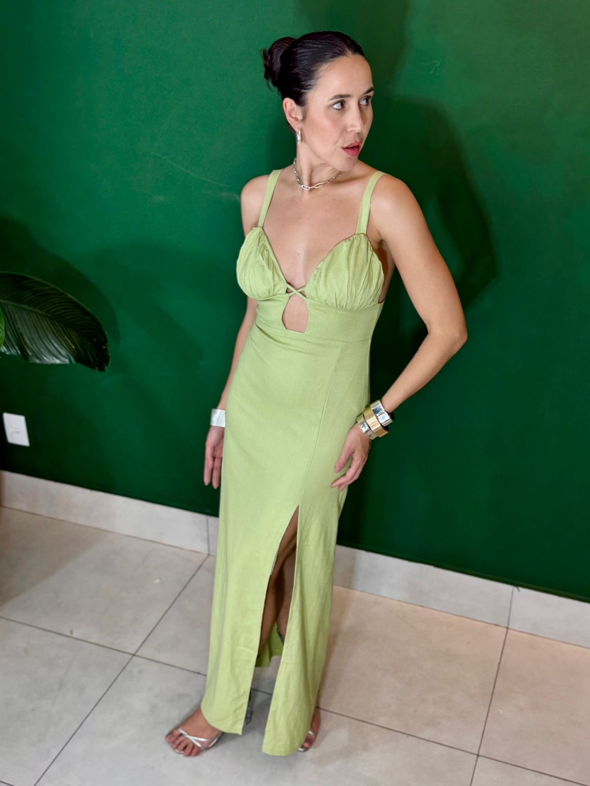 VESTIDO LONGO FENDA E DECOTE LINHO